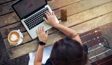 Девушка за ноутбуком