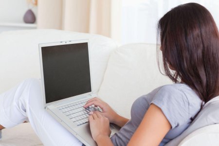 Женщина сидит за компьютером