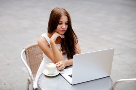 Девушка сидит за ноутбуком