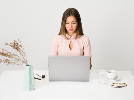 Женщина сидит в офисе