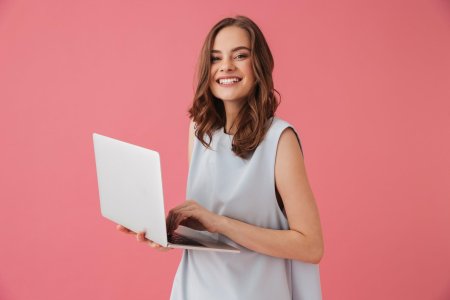 Женщина с ноутбуком