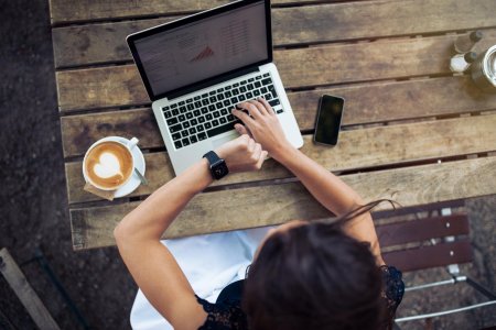 Девушка с ноутом