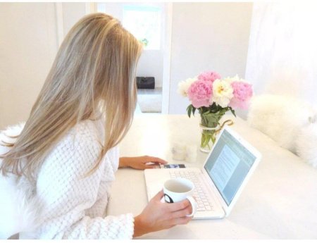 Блондинка с ноутбуком