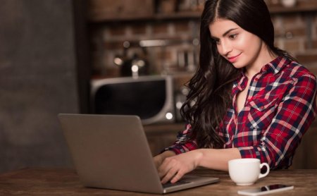 Девушка работает