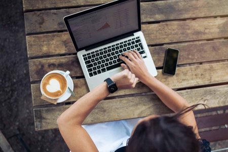 Девушка за ноутбуком