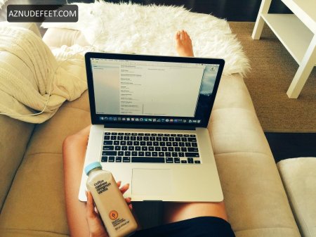 Ноутбук на кровати