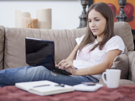 Девушка с ноутбуком