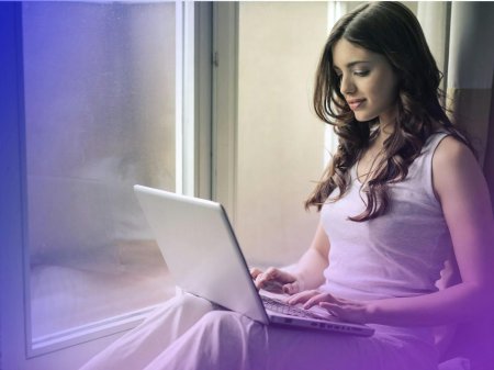 Девушка с ноутбуком