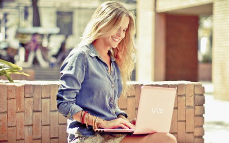 Стильная блондинка