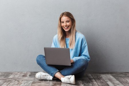 Девушка ноутбук улыбка