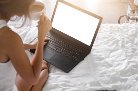 Девушка с ноутбуком