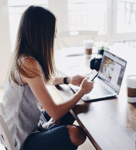 Девушка работает за компьютером