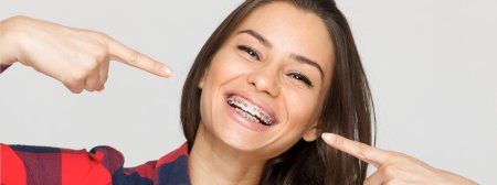 Девушка в брекетах