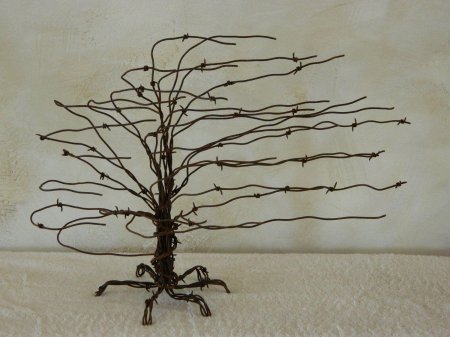 Колючая проволока дерево