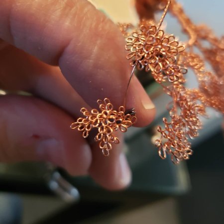 Украшение из проволоки