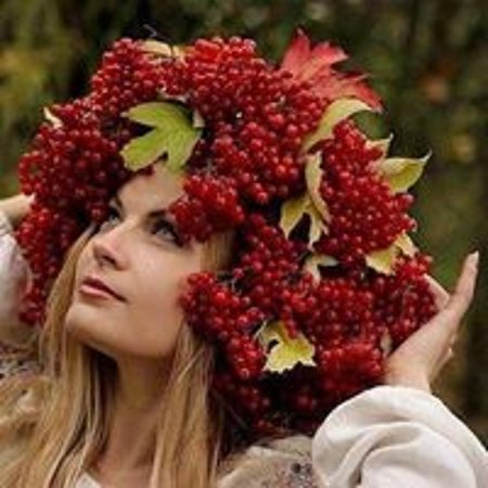 Девушка в венке