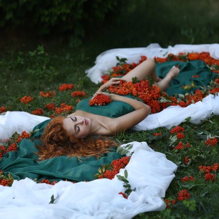 Рыжая девушка