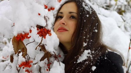 Девушка зимой с рябиной