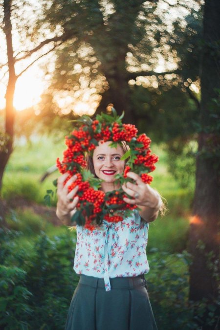 Венок из рябины на голову