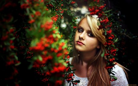 Девушка с рябиной