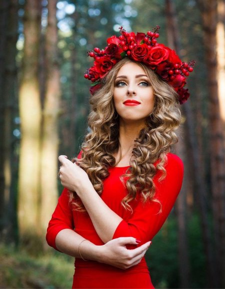 Женщина с венком на голове