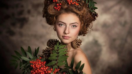 Девушка с рябиной