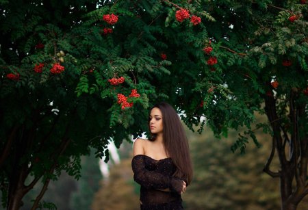 Девушка с рябиной