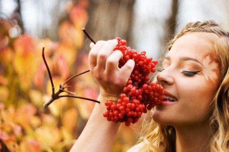 Женщина и рябина