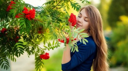 Девушка с рябиной