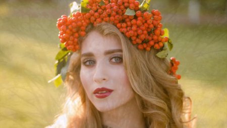 Венок из рябины на голову