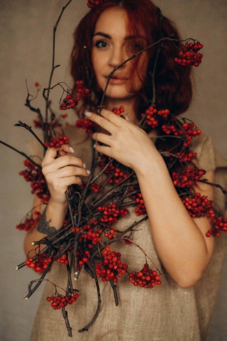 Женщина и рябина