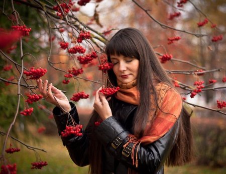 Девушка с рябиной