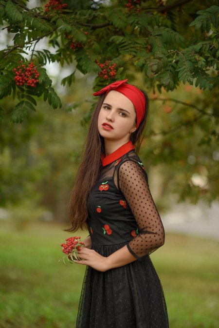 Фотосессии портрет с рябиной для женщины красивые