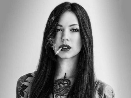 Девушка с татуировками