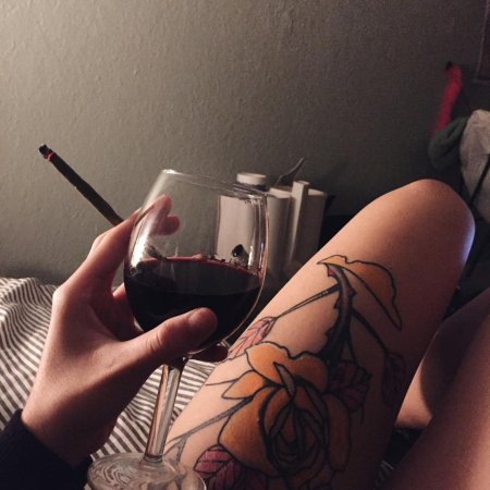 Девушки с бокалами