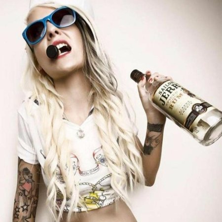 Блондинка с татуировками