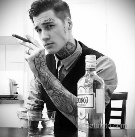 Парень с татуировками