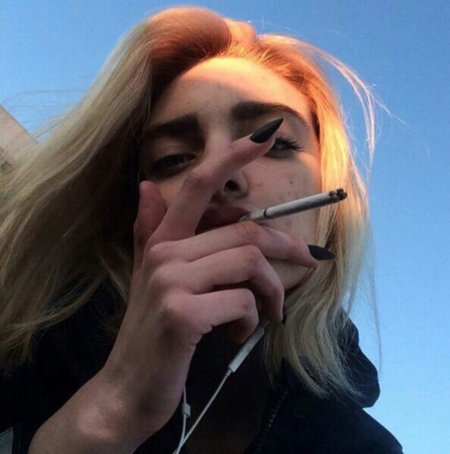 Девушки с сигаретой