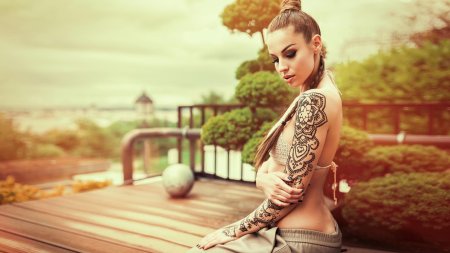 Красивая девушка с татуировками