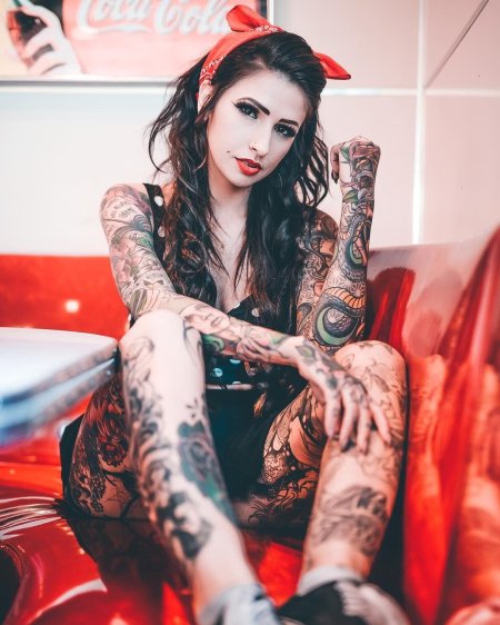 Модели с татуировками