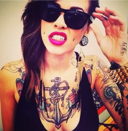 Девушка с татуировками