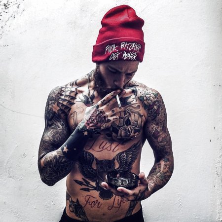 Парень с татуировками