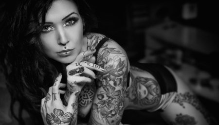Красивая девушка с татуировками