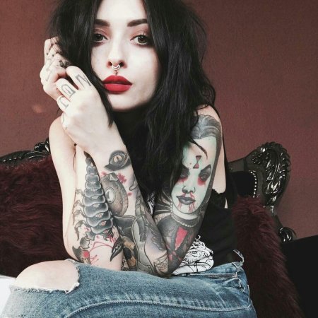 Татуированная девушка