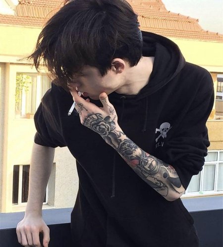 Парень с татуировками