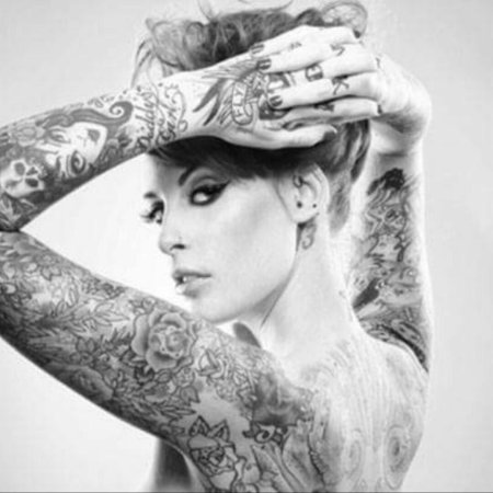 Девушка с татуировками