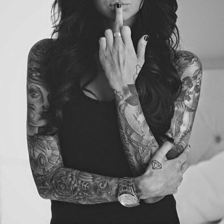 Брюнетка с татуировкой