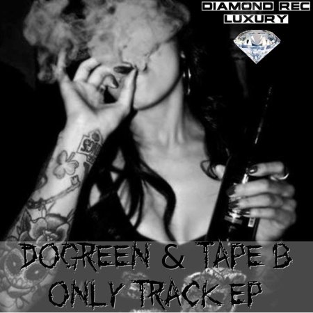 Девушка с татуировкой и сигаретой