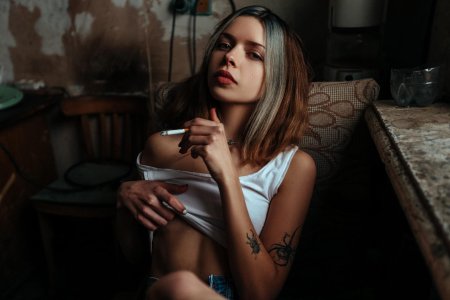 С сигаретой