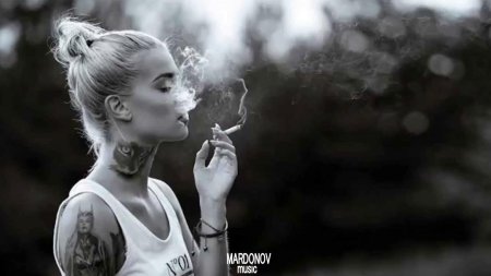 Блондинка с сигаретой